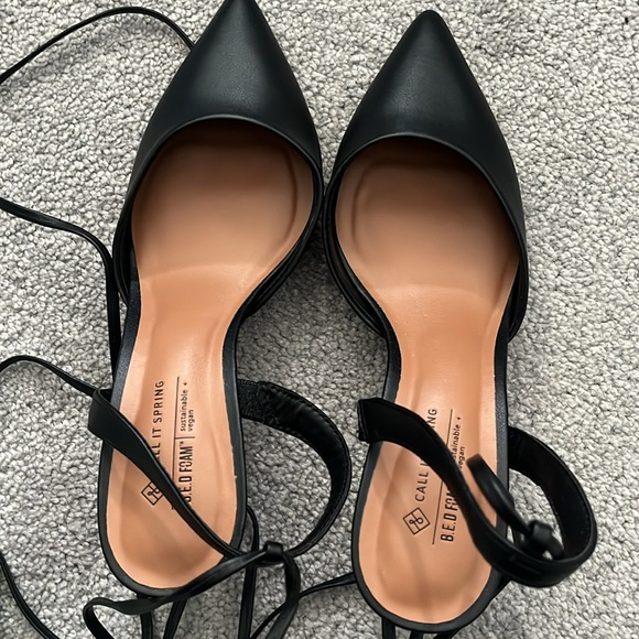Closed-Toe Vegan Leather Heels - Picture 3 of 4